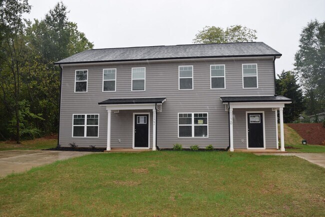 Foto del edificio - Prime Location! 3BR Townhome with 2.5 Baths