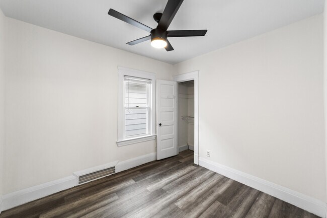 Foto del edificio - 1352 W 58th St