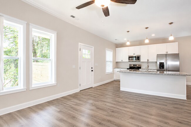 Foto del edificio - Spacious Three Bedroom w/ Loft Space