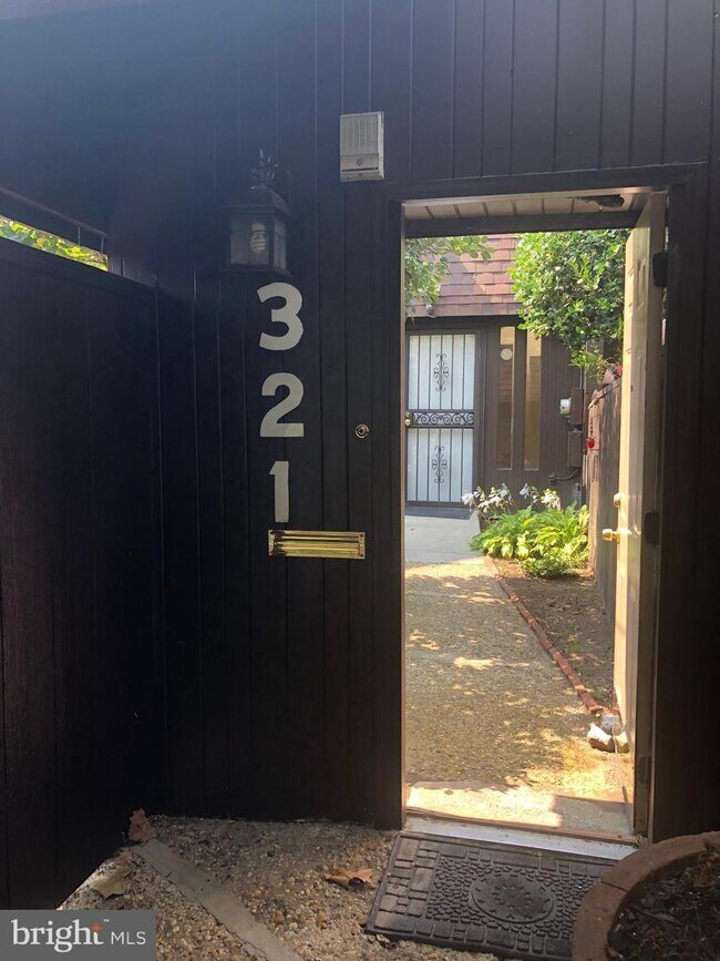 Building Photo - 321 W Mt Pleasant Ave