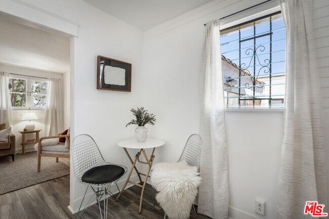 Foto del edificio - 1159 N Fuller Ave