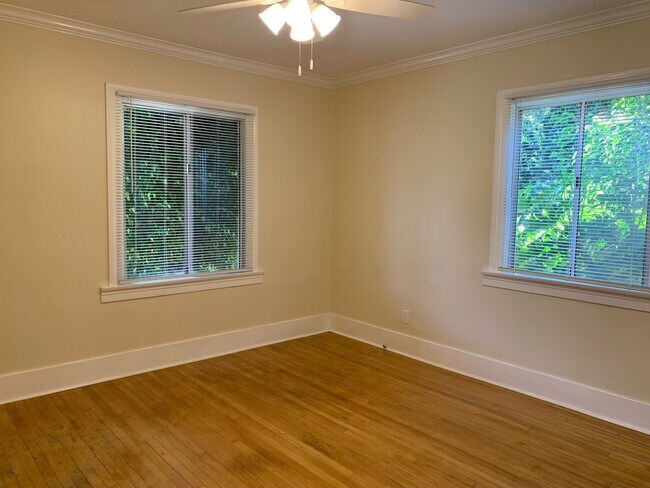 Dormitorio delantero 12x12 - 1038 N Hudson Ave
