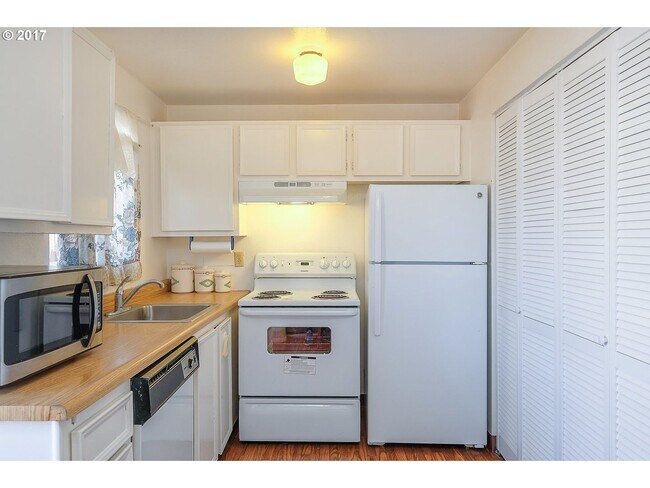 Foto del edificio - Updated Four-Plex in SE Portland with Fenc...