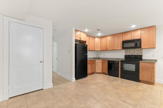 Foto del edificio - Charming One-Bedroom Basement Apartment