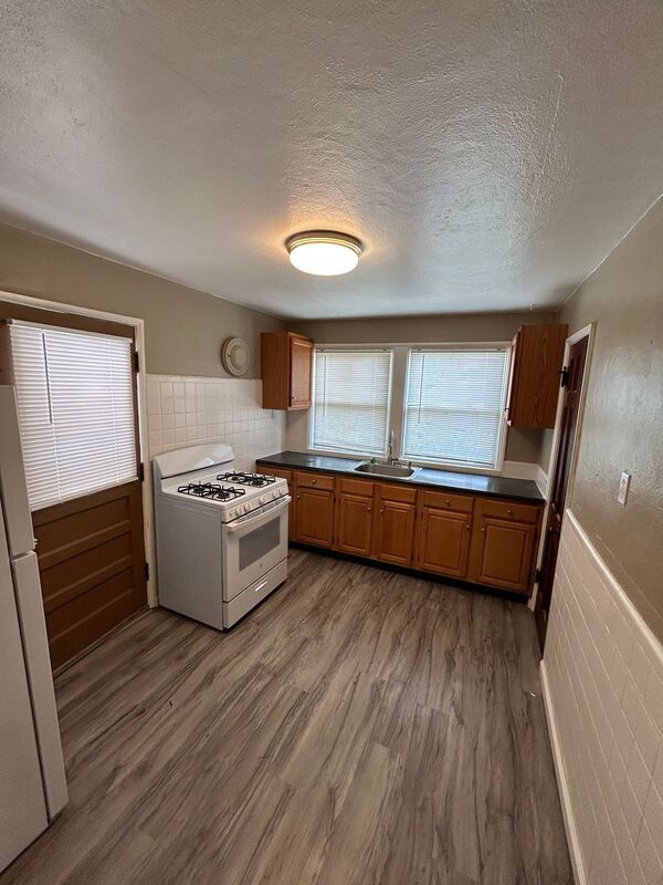 Building Photo - 7047 Manette Dr