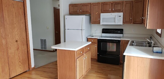 Building Photo - 408 2nd Ave W