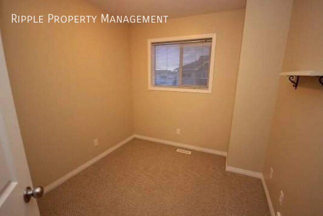Building Photo - MODERN TWO STORY 3 BEDS/ 1,5 BATHS TOWNHOUSE