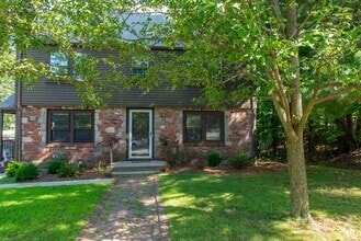 Building Photo - 291 Linden St