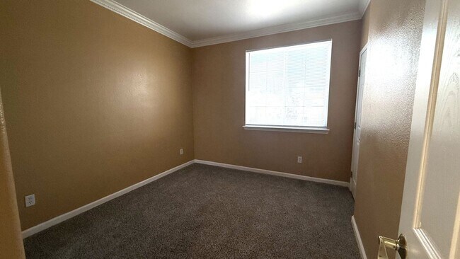 Building Photo - 4 Bed/ 2.5 bath house with Pool/Spa