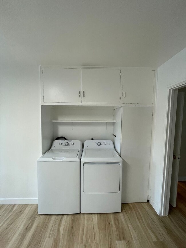 Building Photo - 15550 Vanowen St