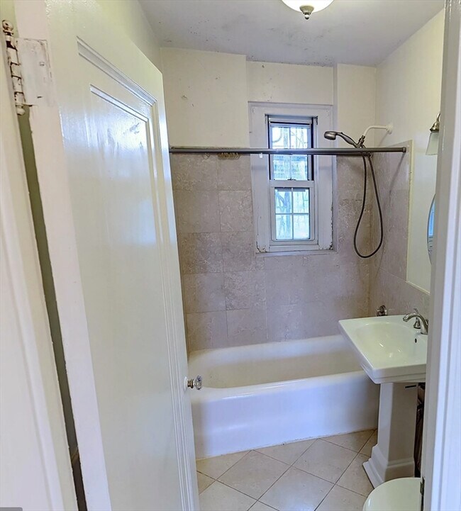 Foto del edificio - 1370 Beacon St