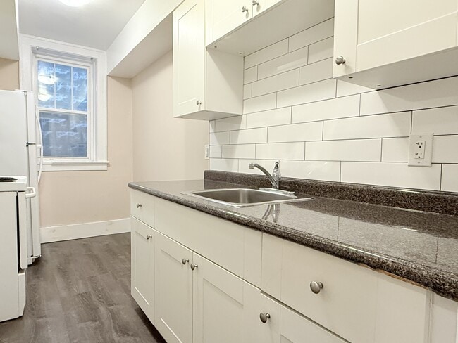 Building Photo - 524 Pitt St W