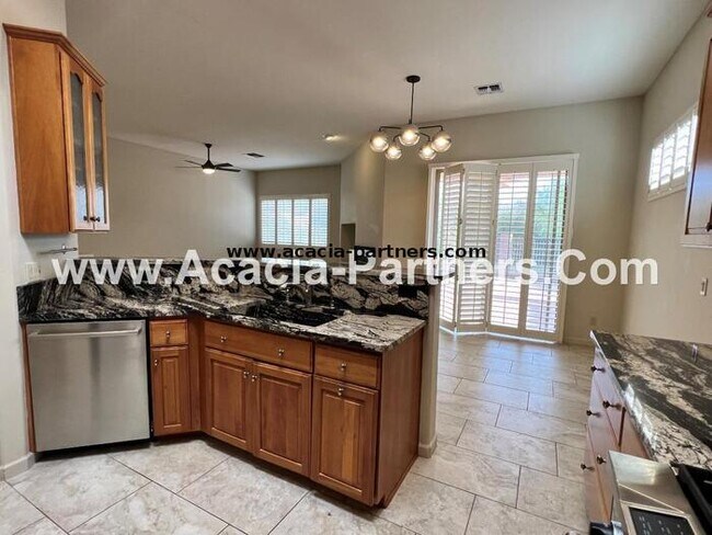 Building Photo - Three Bedroom Home in Sabino Springs