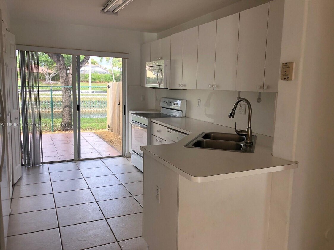 Foto principal - 5795 NW 109th Ave