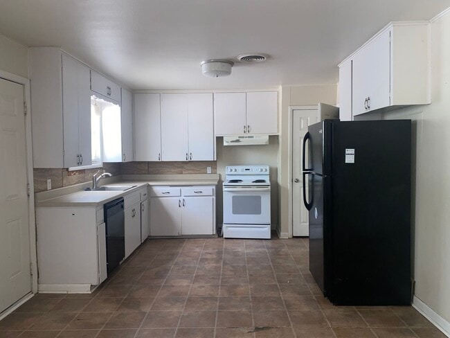 Building Photo - 3 BEDROOM NEAR SCOTT & WHITE