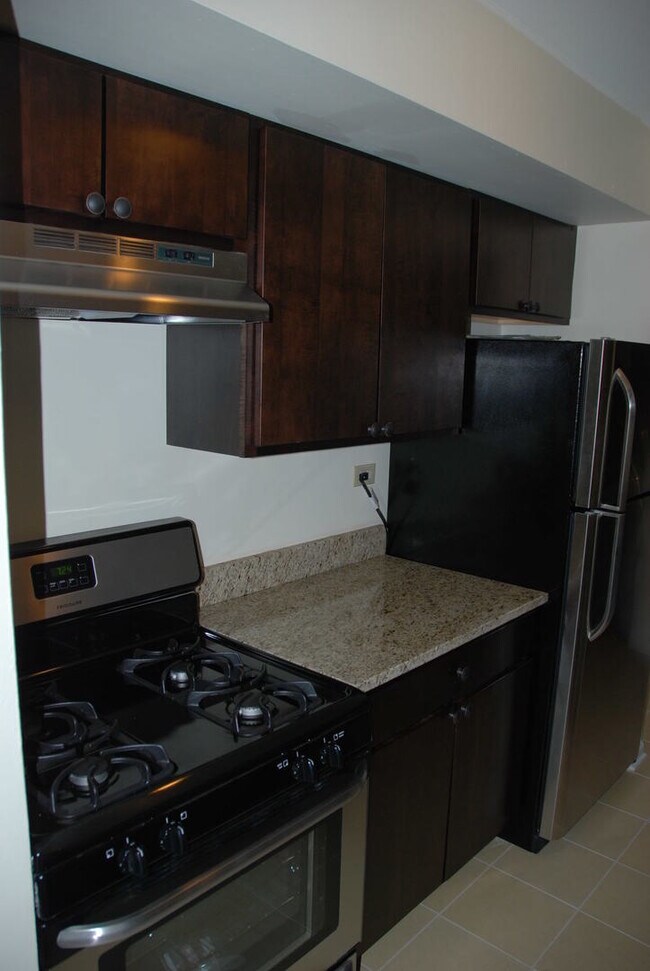 Building Photo - 2216 Country Club Dr