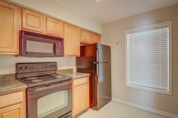 Building Photo - 3179 Summit Square Dr
