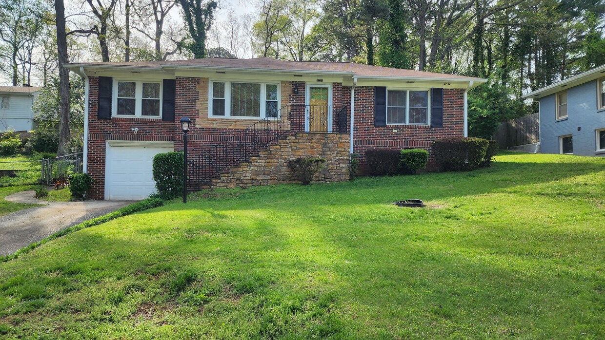 Foto principal - 2 bed 1 bath home in East Atlanta