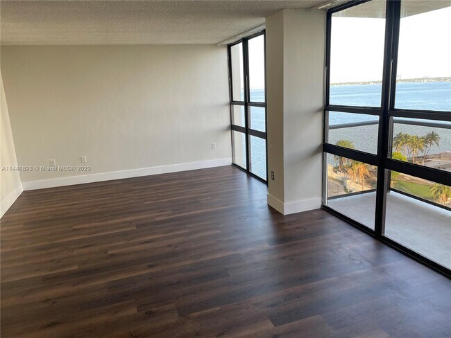 Foto del edificio - 600 NE 36th St