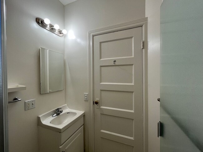 Building Photo - Sunlit Top Floor Jr. One Bedroom apartment home in Hayes Valley