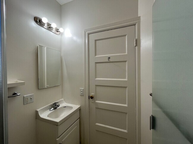 Foto del edificio - Sunlit Top Floor Jr. One Bedroom apartment home in Hayes Valley