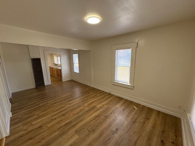 Building Photo - Spacious Dinuba Home Rent Ready!