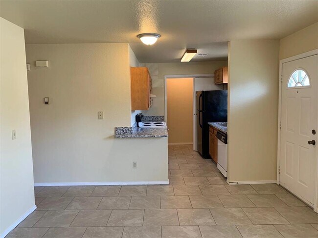 Building Photo - 826 Russell Cir