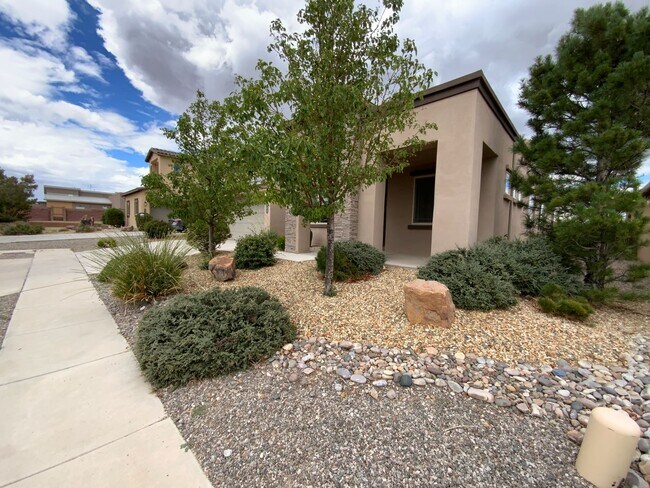 Foto del edificio - 3 Bedroom & An Office Luxury Home Availabl...