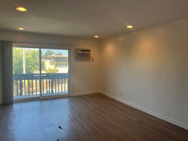 Foto del edificio - 9010 Tobias Ave