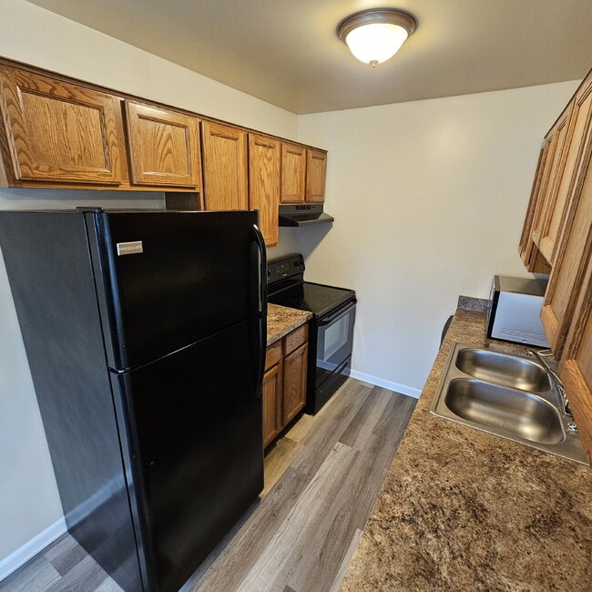 Building Photo - 2 Bedroom Upper Condo with Vaulted Ceiling...
