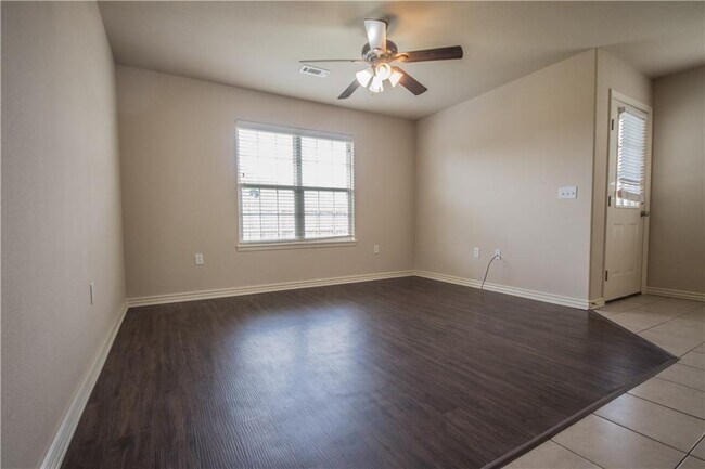 Foto del edificio - 912 Oakwood Ln