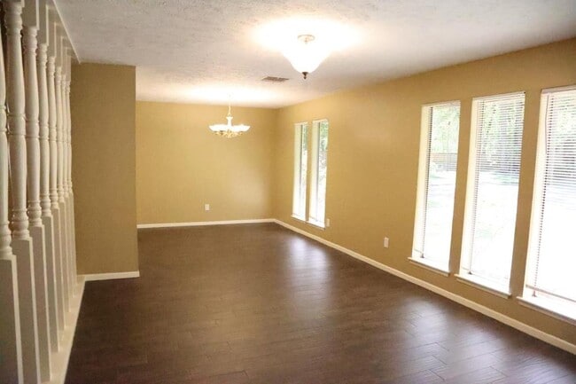 Foto del edificio - 2215 Silver Falls Dr