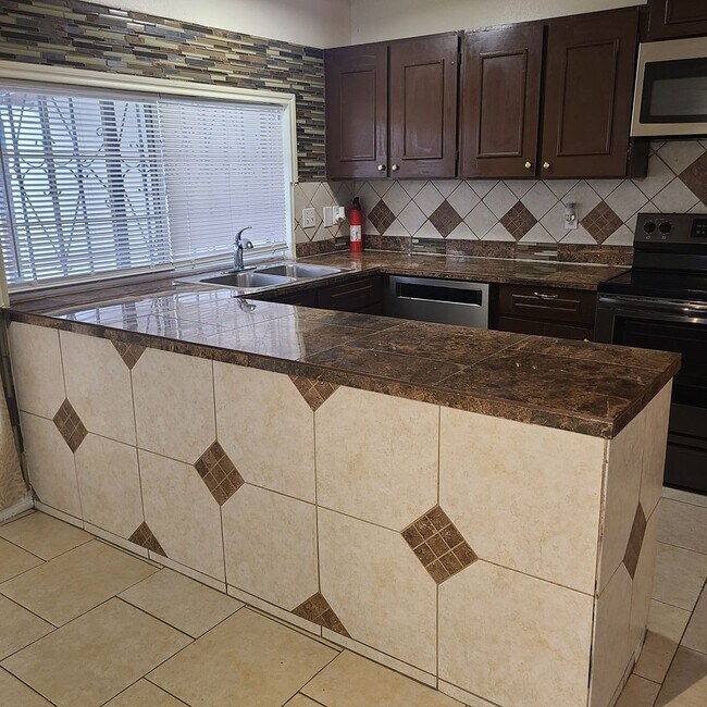 Foto del edificio - Spacious 2 BR/2.5 bath townhome near the Medical Center w/a fenced in yard!