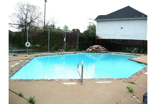 Piscina - Kinghurst Apartments and Condos