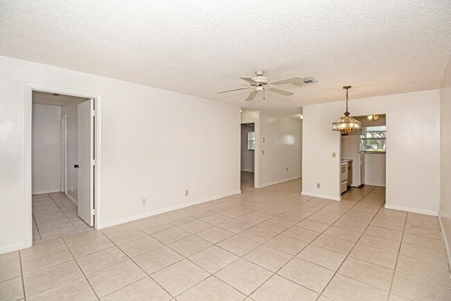 Building Photo - 101 Leisure Lake Cir