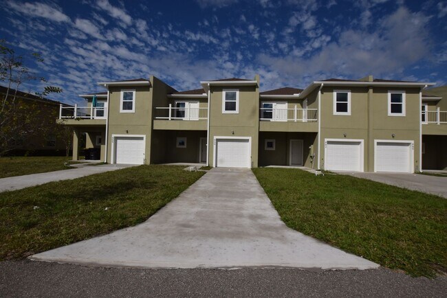 Building Photo - Beautiful 4 bedrooms/4 baths Townhouse For...