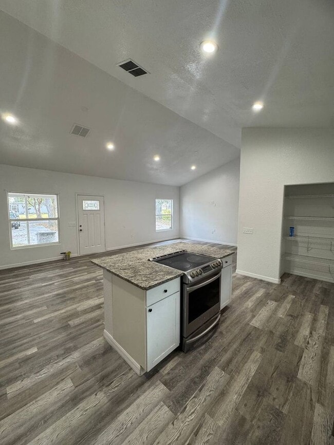 Foto del edificio - Spacious 3-Bedroom Home with a Charming Backyard in Lakeland, FL!