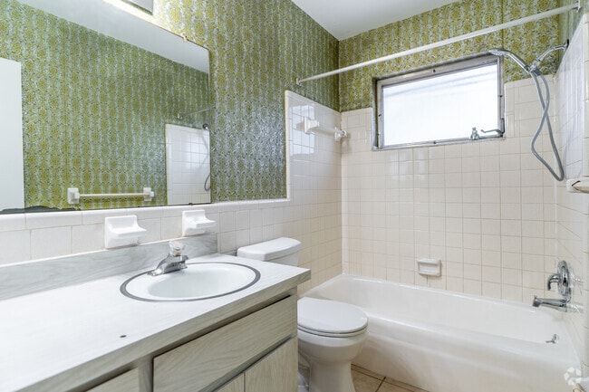 1BR, 1BA - 500SF - Bathroom - Dover Apartments