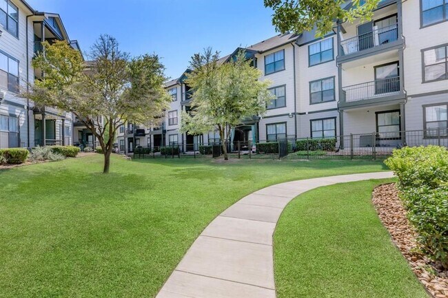 Foto del edificio - 7828 Pat Booker Rd