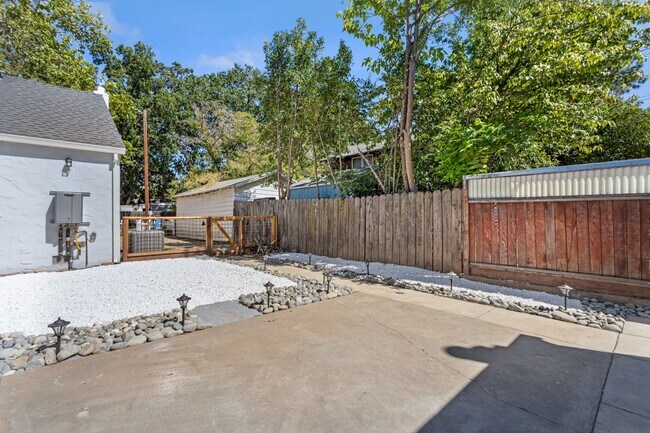 Building Photo - 4028