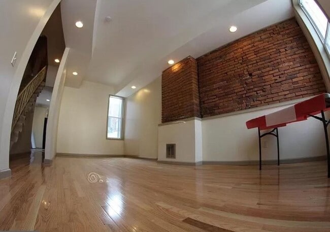 Photo - 6 bedroom, 3 bathroom home FOR RENT