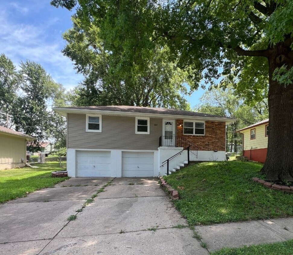 Foto principal - Charming 3 Bedroom Home with Finished Base...