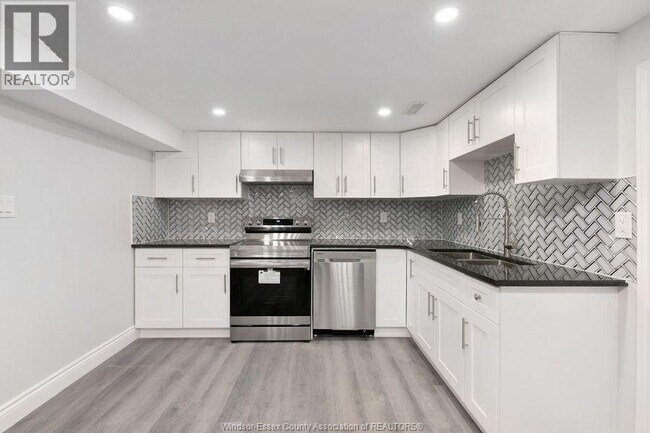 Photo du bâtiment - 730 Cabana Road W