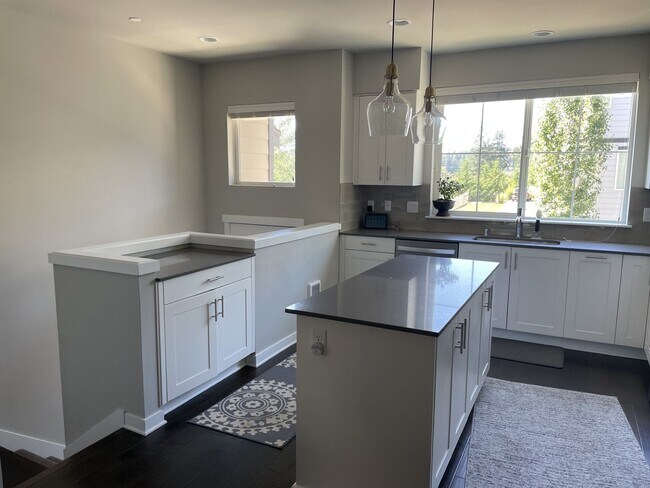 Building Photo - Beautiful Bothell Townhome