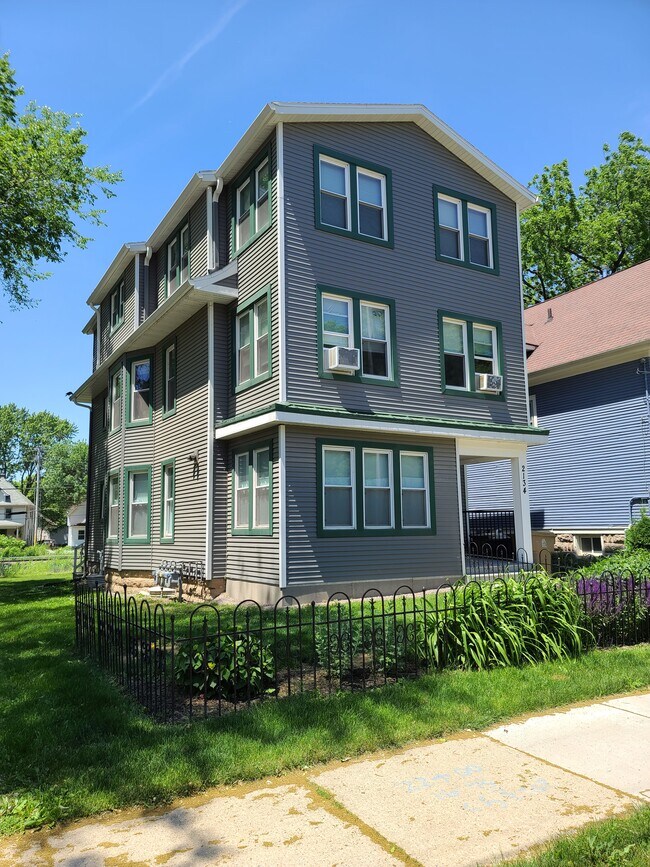 Frente - 2134 Winnebago St
