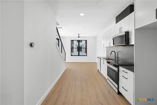 Foto del edificio - 634 Central Pkwy