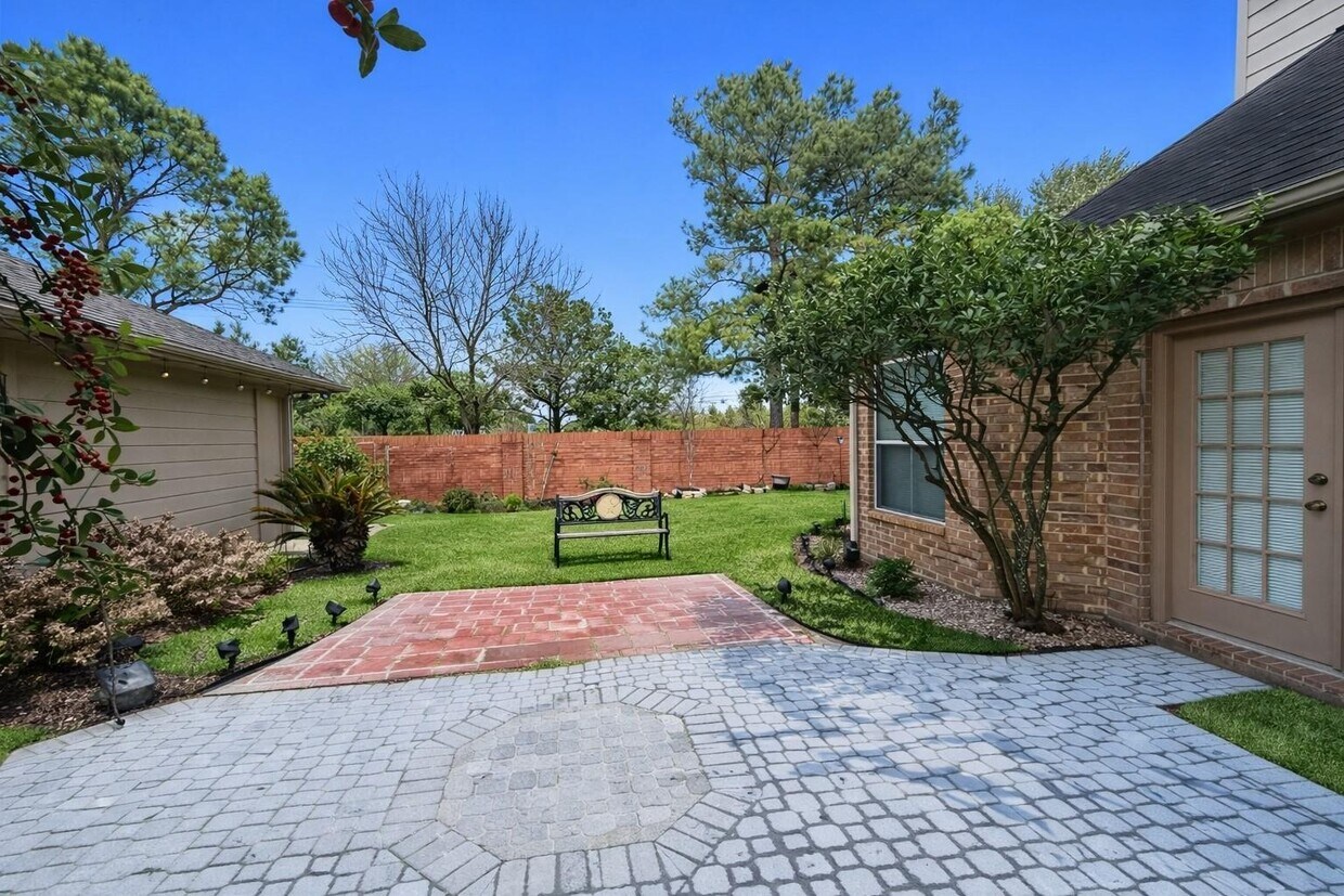 Building Photo - 16807 Laguna Springs Dr