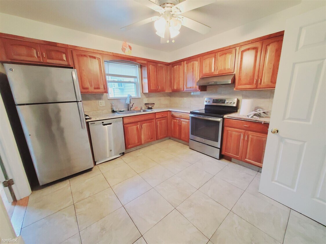 Primary Photo - 2 br, 1.5 bath Townhome - 40 Windsor Rd Apt E