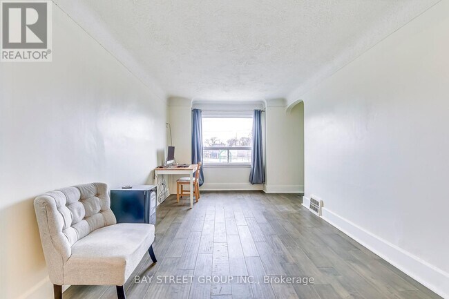 Photo du bâtiment - 150 Crosthwaite Ave N