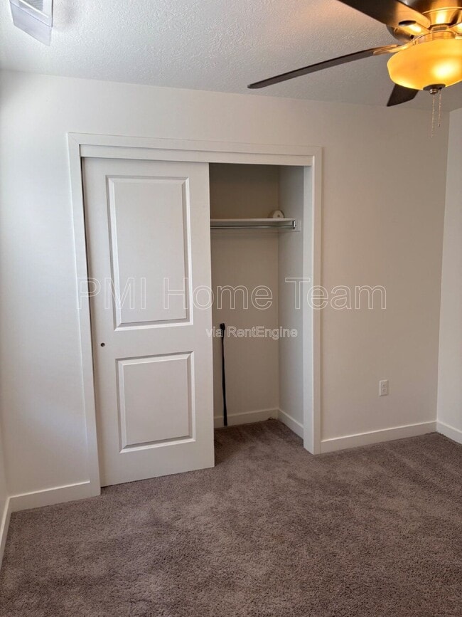 Building Photo - 1546 W Parkview Dr